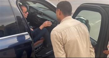   الرئيس السيسي يستمع لأحد المواطنين خلال جولته في شوارع القاهرة 