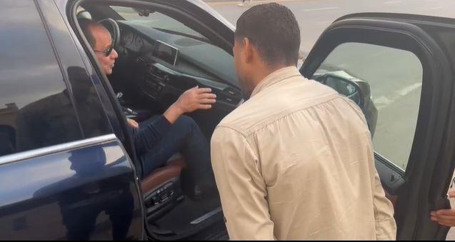 الرئيس السيسي يستمع لأحد المواطنين خلال جولته في شوارع القاهرة 