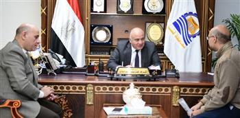 محافظ قنا يستقبل المواطنين بمكتب الأوجاع