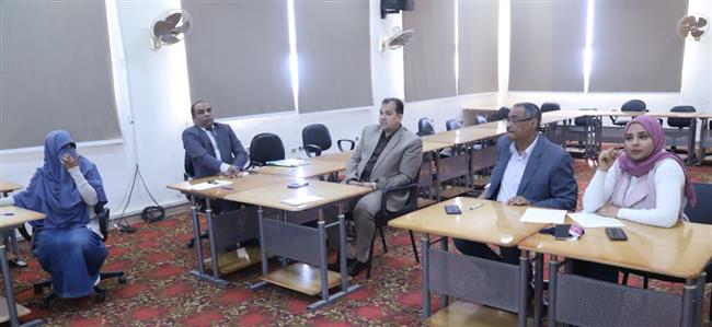رئيس جامعة جنوب الوادي يلتقى فريق عمل تطبيق "الادارة الالكترونية لفعاليات الجامعة"