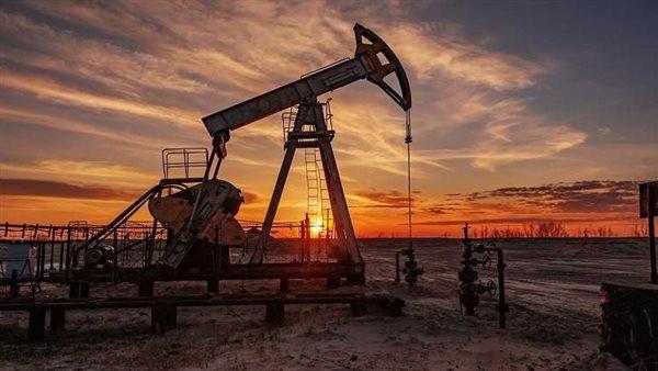 النفط يهبط أكثر من 2% بعد أسبوع تداول متقلب