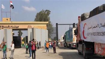  "القاهرة الإخبارية": 50 شاحنة مساعدات تمر عبر معبر رفح إلى قطاع غزة