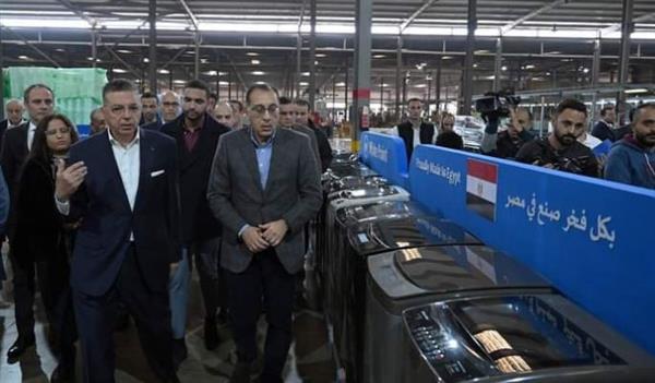 رئيس الوزراء يتفقد مصنع «فورتكس للنسجيات» بمدينة السادات