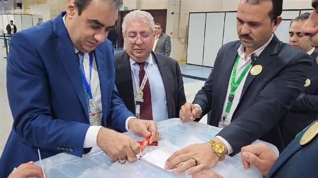 مشاهد للحظة إغلاق صناديق الاقتراع فى لجنة الكويت لليوم الثاني