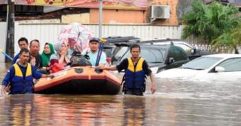   فقدان 12 شخصا إثر وقوع فيضانات وانهيار أرضي في جزيرة سومطرة الإندونيسية