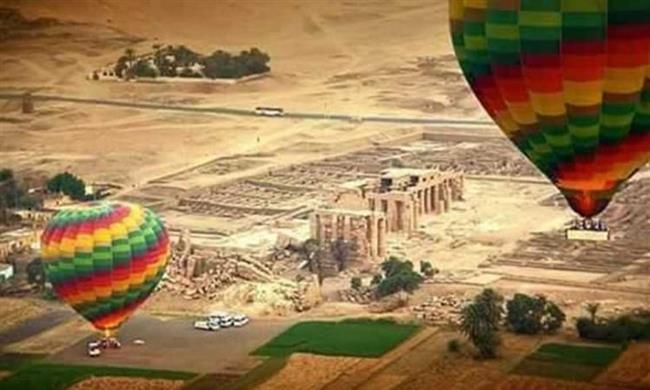 580 سائحًا يحلقون في سماء الأقصر على متن 28 بالونًا طائرًا