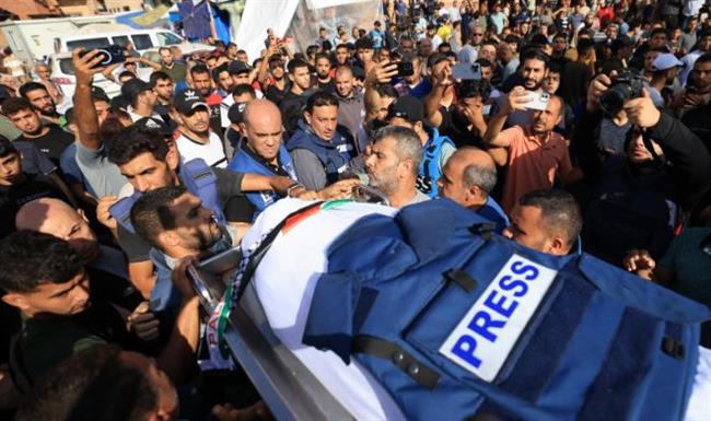 "القاهرة الإخبارية": إصابة عدد من الصحفيين جراء قصف بجوار المستشفى الكويتي