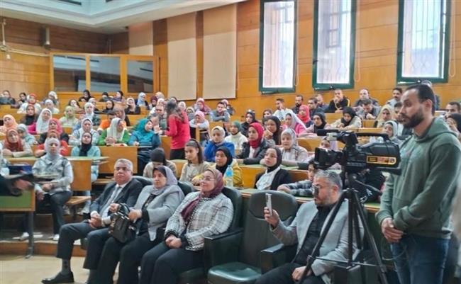 "تجارة القاهرة" تنظم ندوة حول التدريب المنتهي بالتوظيف لطلابها
