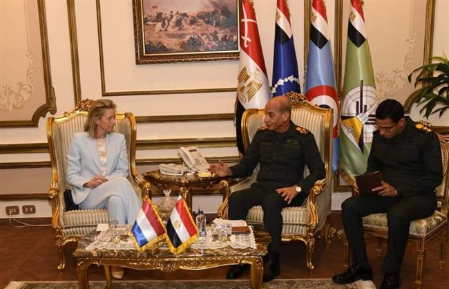 الفريق أول محمد زكي يلتقي وزير دفاع هولندا 