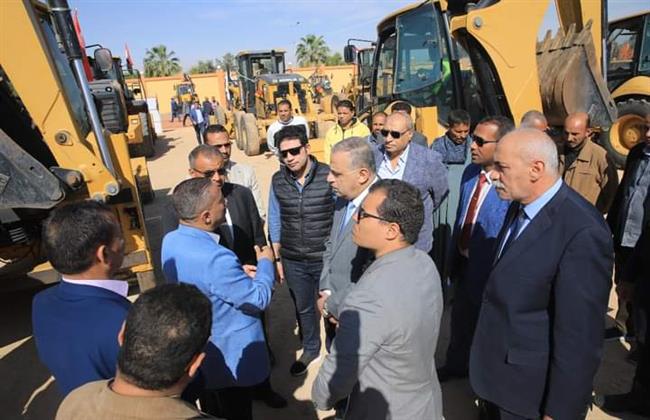 محافظ سوهاج يتفقد اصطفاف معدات الوحدات المحلية بالمحافظة
