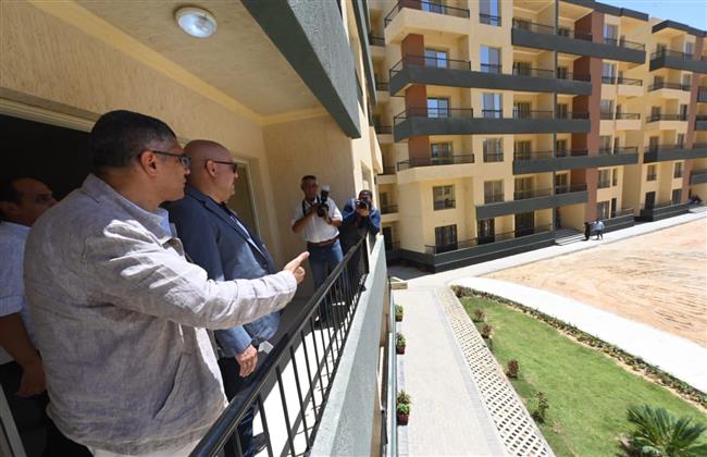 وزير الإسكان يواصل يتفقد وحدات سكن كل المصريين باسوان الجديدة 