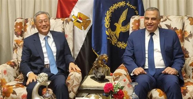 السفير الكوري الجنوبي يبحث سبل التعاون مع محافظ سوهاج