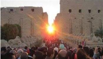 "آثار الكرنك": السائحون توافدوا لمشاهدة ظاهرة تعامد الشمس على مقصورة قدس الأقداس