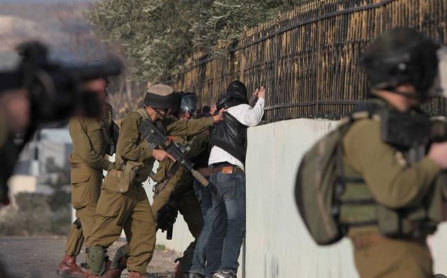 الاحتلال الإسرائيلي يعتقل 25 فلسطينيا من الضفة الغربية
