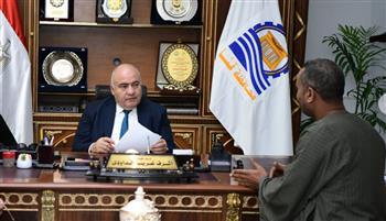 للارتقاء بمستوى الخدمات.. محافظ قنا يستقبل المواطنين بمكتبه