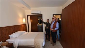  بالصور وزير الإسكان داخل  الوحدات الفندقية والسياحة بأسوان الجديدة 