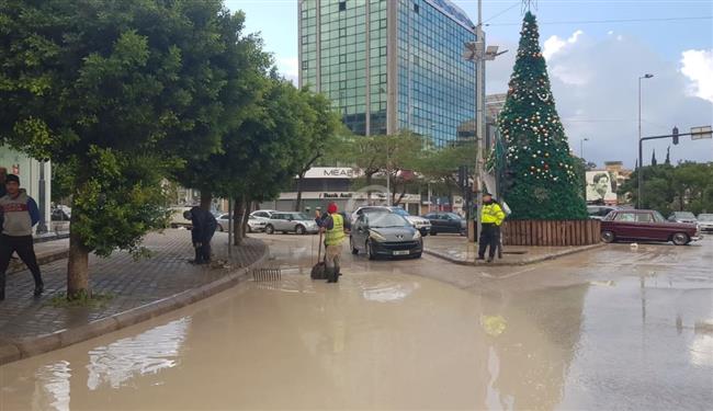 وزير الداخلية اللبناني يوجه بمعالجة آثار العاصفة على كورنيش بيروت
