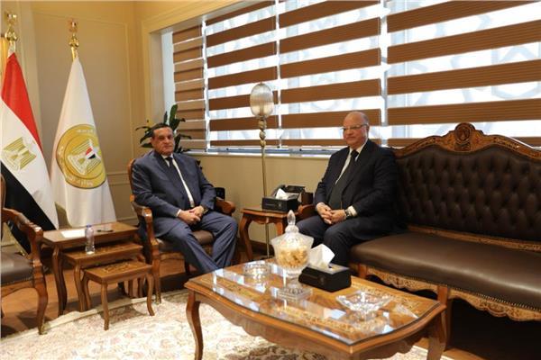 وزير التنمية يتابع مع محافظ القاهرة المشروعات الاستثمارية الجارية على أرض العاصمة