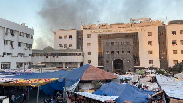 مسؤولو مستشفى الشفاء الطبى بغزة يضطرون لدفن الشهداء جماعيا