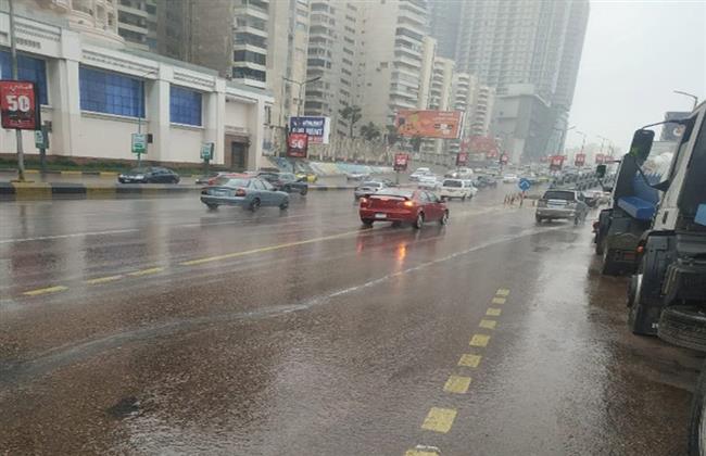 «الفيضة الصغرى».. أمطار ورياح عنيفة تضربان الإسكندرية