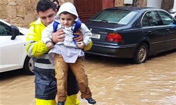   الدفاع المدني اللبناني : إنقاذ مواطنين احتجزتهم السيول في بيروت