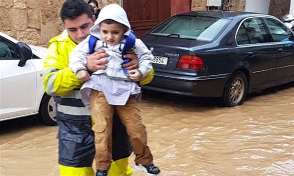 الدفاع المدني اللبناني : إنقاذ مواطنين احتجزتهم السيول في بيروت