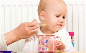   استشاري طب الاطفال : الأكل "بالعافية" مع طفلك يؤدي لنتائج عكسية