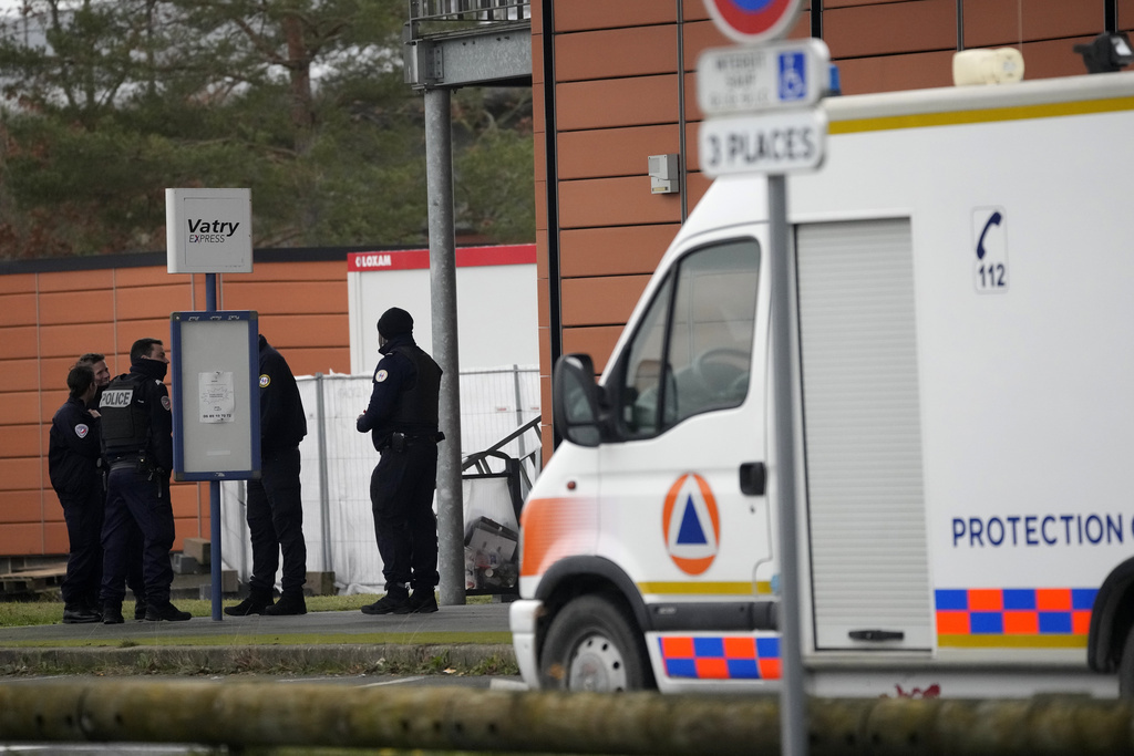 الشرطة الفرنسية تفرج عن 4 من 5 متهمين اعتقلوا بقضية التحضير لعمل إرهابي