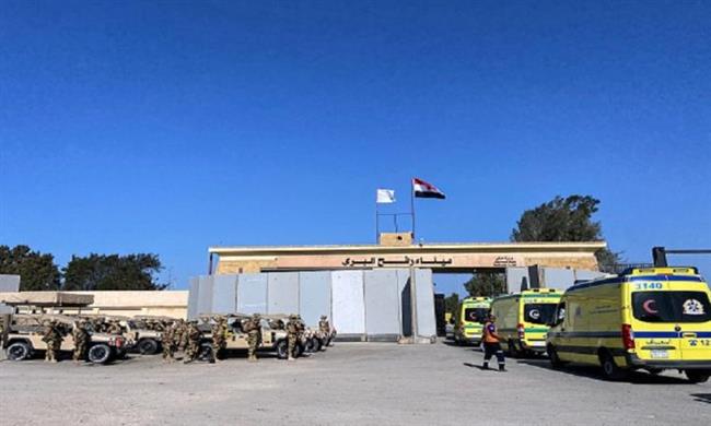 ميناء رفح البري يستقبل 41 جريحًا ومرافقًا فلسطينيًا وعبور 70 شاحنة مساعدات لغزة