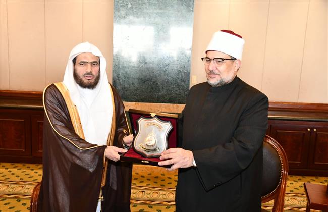 الأوقاف تهدي درع الوزارة لإمام الحرم النبوي تقديرًا لجهوده