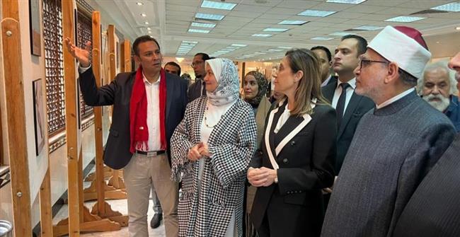 قيادات الأزهر ووزيرة الثقافة يفتتحون معرضا فنيا 