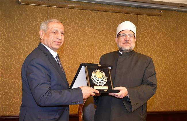 تقديرًا لجهوده في خدمة الدعوة.. منح درع الأكاديمية العربية للعلوم والتكنولوجيا والنقل البحري لوزير الأوقاف