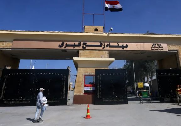 معبر رفح البري يستقبل 44 مصابا ومرافقًا فلسطينيًا للعلاج في المستشفيات بشمال سيناء