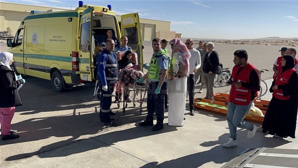 نقل 13 جريحًا فلسطينيًا جوًا من العريش للعلاج في المستشفيات القطرية