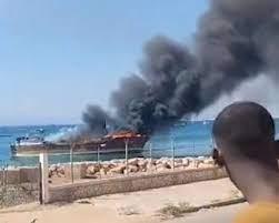   نشوب حريق ضخم في سفينة في ميناء المكلا اليمني