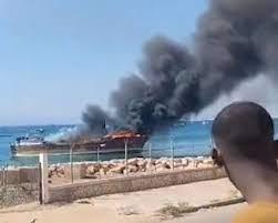 نشوب حريق ضخم في سفينة في ميناء المكلا اليمني