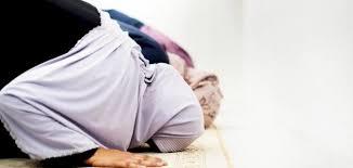 متى تصلي المرأة في المنزل بالأذان أم بالإقامة؟