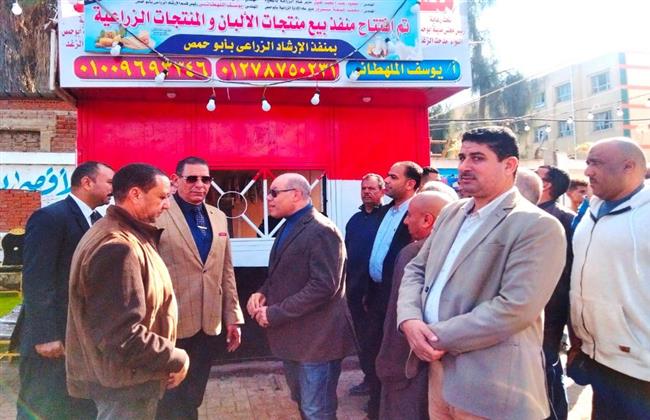 وكيل الوزارة ورئيس المدينة يفتتحان منفذ لبيع المنتجات الزراعية بأبو حمص 