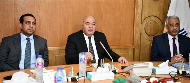 محافظ قنا يتابع الموقف التنفيذي لمشروعات الخطة الاستثمارية للعام المالى الجديد 
