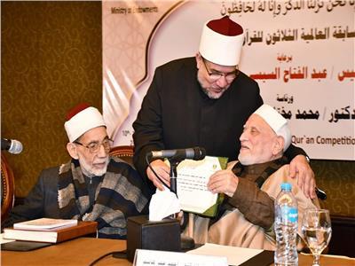وزير الأوقاف يكرّم علماء الحديث الحاصلين على الإجازة في الموطأ