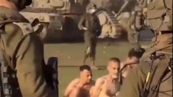 جيش الاحتلال يجرد شيوخ وأطفال فلسطينيين من ملابسهم