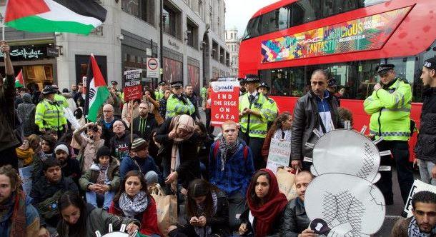نشطاء مؤيدون للفلسطينيين يحتجون أمام منازل مسؤولي إدارة بايدن 