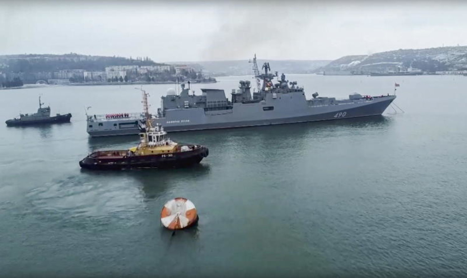 سفينتان روسيتان تغادران "فيودوسيا" بعد تدمير سفينة حربية روسية بشبه جزيرة القرم