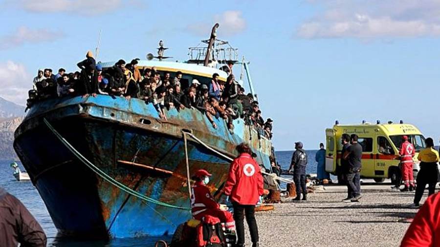 خفر السواحل اليوناني ينقذ 38 مهاجرًا بالقرب من جزيرة جافدوس