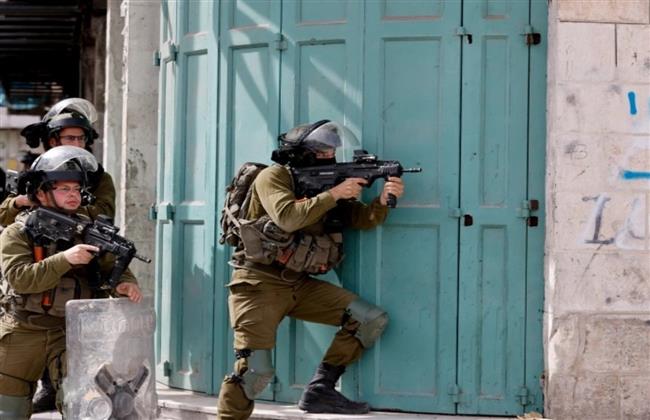 الاحتلال الإسرائيلي يصيب 3 فلسطينيين بالرصاص الحي جنوب الضفة الغربية
