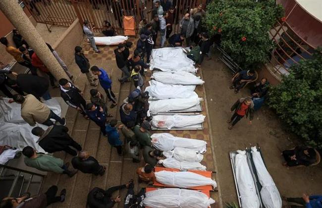 استشهاد 18 فلسطينيًا في قصف إسرائيلي أمام مستشفى "الأمل"
