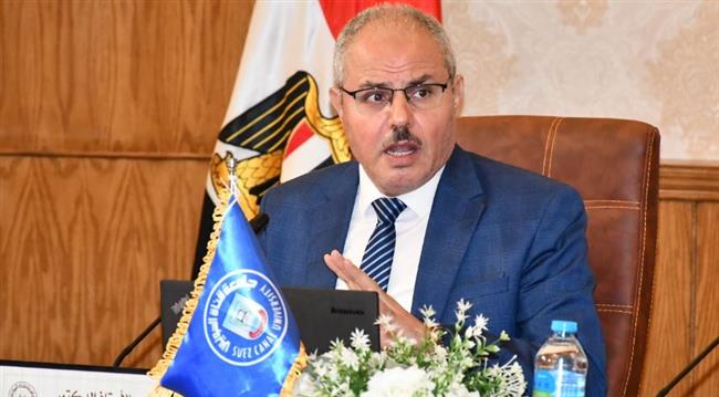 رئيس جامعة القناة يتابع التقارير الخاصة بالامتحانات الشفوية والعملية