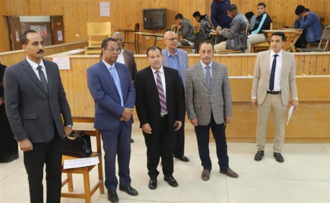 رئيس جامعة جنوب الوادي يتفقد سير امتحانات كلية الحقوق في يومها الأول