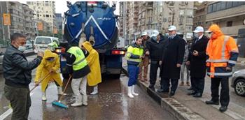   محافظ القاهرة يشرف على جهود الأجهزة التنفيذية لرفع تراكمات مياه الأمطار 