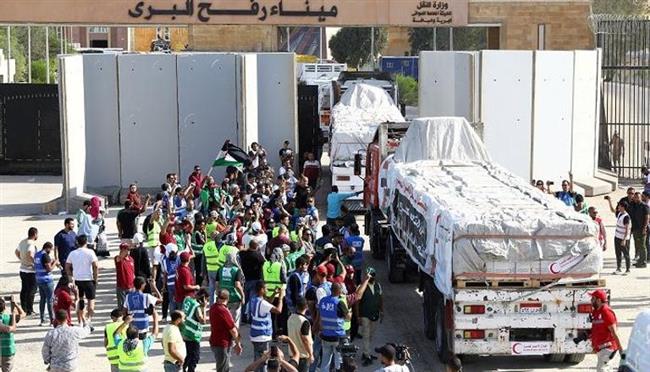 إدخال 114 شاحنة مساعدات من معبر رفح لدعم الفلسطينيين في غزة